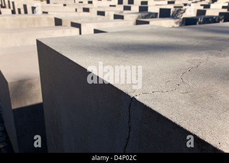 Berlin, Allemagne, des fissures dans les piliers en béton de l'Holocaust Memorial Banque D'Images