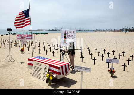 Un cercueil avec des croisements dans l'arrière-plan à l'Arlington Memorial West Santa Monica, un projet d'Anciens Combattants pour la paix. Banque D'Images