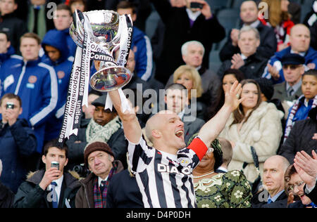 Glasgow, Royaume-Uni. 17 mars, 2013. Jim Goodwin ascenseurs la tasse, communautés écossaises, finale de Coupe de Ligue de St Mirren v coeurs, Hampden Park Stadium. Colin crédit Lunn/Alamy Live News Banque D'Images