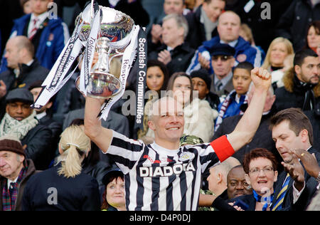 Glasgow, Royaume-Uni. 17 mars, 2013. Jim Goodwin ascenseurs la tasse, communautés écossaises, finale de Coupe de Ligue de St Mirren v coeurs, Hampden Park Stadium. Colin crédit Lunn/Alamy Live News Banque D'Images