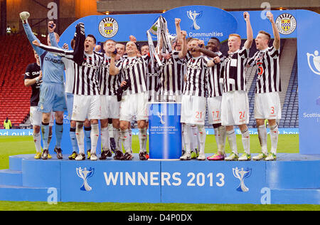 Glasgow, Royaume-Uni. 17 mars, 2013. St Mirren joueurs célèbrent remportant la Coupe, communautés écossaises, finale de Coupe de Ligue de St Mirren v coeurs, Hampden Park Stadium. Colin crédit Lunn/Alamy Live News Banque D'Images