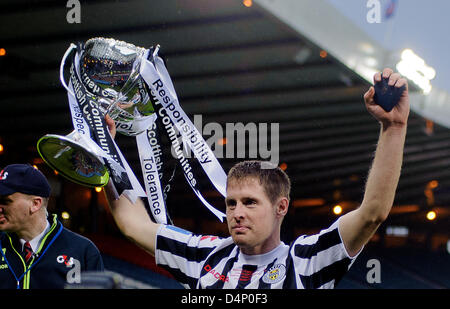 Glasgow, Royaume-Uni. 17 mars, 2013. David van Zanten soulève la coupe, communautés écossaises, finale de Coupe de Ligue de St Mirren v coeurs, Hampden Park Stadium. Colin crédit Lunn/Alamy Live News Banque D'Images