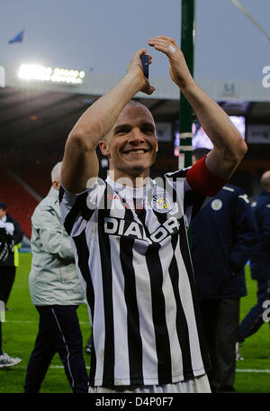 Glasgow, Royaume-Uni. 17 mars, 2013. Jim Goodwin célèbre communautés écossaises, finale de Coupe de Ligue, St Mirren v coeurs, Hampden Park Stadium. Colin crédit Lunn/Alamy Live News Banque D'Images