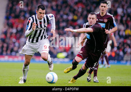 Glasgow, Royaume-Uni. 17 mars, 2013. Steven Thompson (9) prend sur Danny Wilson, communautés écossaises, finale de Coupe de Ligue de St Mirren v coeurs, Hampden Park Stadium. Colin crédit Lunn/Alamy Live News Banque D'Images