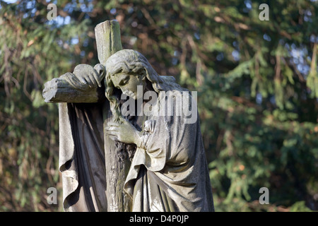 Berlin, Allemagne, deuil figure sur la croix dans le cimetière sur Suedstern Banque D'Images