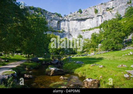Malham Cove et Malham Beck, Yorkshire Dales National Park, England Banque D'Images
