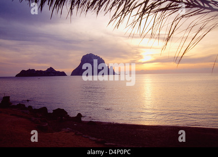 Es Vedra au coucher du soleil, vue de la plage de Cala d'Hort. L'île d'Ibiza, Iles Baléares, Espagne. Banque D'Images
