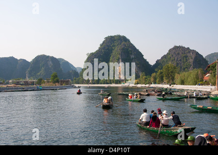 Pagode des parfums du Vietnam Hanoi faits saillants de la rivière Banque D'Images