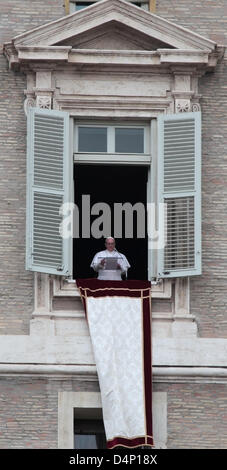 17 mars 2013 : Le Pape François Ier, né Jorge Mario Bergoglio, au cours de la première prière de l'angélus au Vatican Banque D'Images