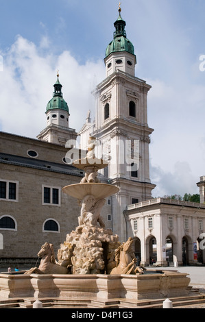 Residenzbrunnen et Cathédrale, Residenzplatz, Salzbourg, Autriche Banque D'Images