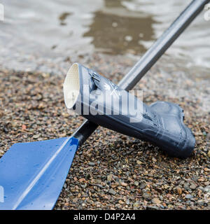 UK. 17 mars, 2013. Oxford University Boat Club (OUBC) contre un dispositif de huit allemand. Oxford Bleu Bateau équipage :- , B : Patrick Close, 2 : Geordie Macleod, 3 : Alex Davidson, 4 : Sam O'Connor, 5 : Paul Bennett, 6 : Karl Hudspith, 7 : Constantine Louloudis, S : Malcolm Howard, C : Oskar Zorrilla huit allemand équipage :- , B : Toni Seifert - Jeux Olympiques de Londres de 2012, M4- (6ème), 2 : Felix Wimberger - 2012 Championnats du Monde U23, M8 + (argent), 3 : Maximilian Reinelt - Jeux Olympiques de Londres de 2012, M8 + (or), 4 : Felix Drahotta - Jeux Olympiques de Londres de 2012, M2- (7e), 5 : Anton Braun - Jeux Olympiques de Londres de 2012, M2- (7e), 6 : Kristof Wi Banque D'Images