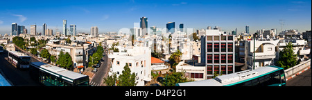 Tel-Aviv, vu du dessus, la station de bus, au milieu de la ville contraste entre tours et bâtiments pauvres Banque D'Images