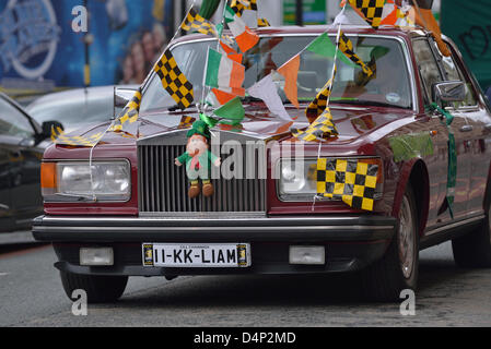 Manchester, UK. Dimanche 17 mars 2013. Une Rolls-Royce avec une plaque de numéro de Limerick passe comme des milliers de gens à regarder la parade de la St Patrick processus par le centre-ville. Le défilé a commencé à partir de l'Irish Centre du patrimoine à Cheetham Hill, au Nord de Manchester et traitées au centre-ville en passant l'hôtel de ville à Albert Square. De nombreux Irlandais avec connexions étaient en costume traditionnel irlandais. Manchester, UK Banque D'Images