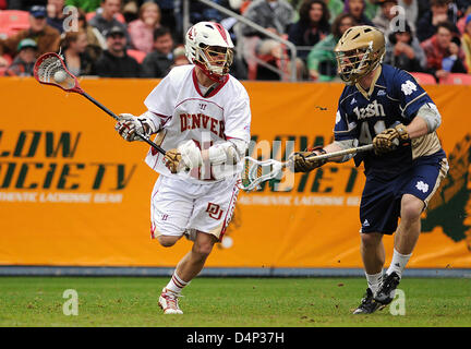 16 mars 2013 : l'Université de Denver, Eric droit (11), au cours de l'action contre les Notre Dame Fighting Irish pendant l'Échantillonneur du Whitman Mile High Classic, Sports Authority Field at Mile High, Denver, Colorado. Notre Dame bat Denver 13-12 en prolongation. Banque D'Images