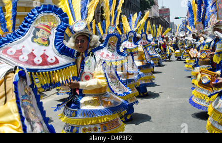 Candelaria défilé folklorique en centre-ville de Lima. Le Pérou. Banque D'Images