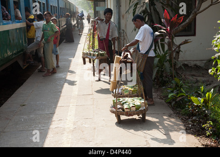 La Circle Line Yangon Birmanie Train, l'attente à une station Banque D'Images