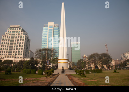 Le Monument de l'indépendance qui est situé dans le centre de Maha Bandoola Park à Yangon (Rangoon), le Myanmar. Banque D'Images