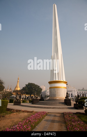 Le Monument de l'indépendance qui est situé dans le centre de Maha Bandoola Park à Yangon (Rangoon), le Myanmar. Banque D'Images