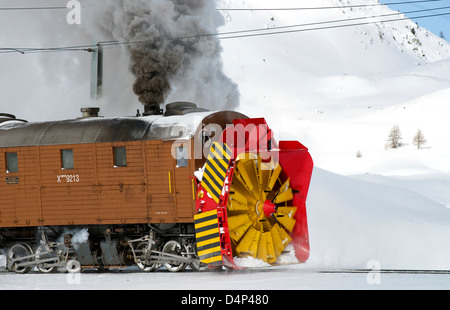 Train souffleur à neige à Bernina Pass, Suisse Banque D'Images