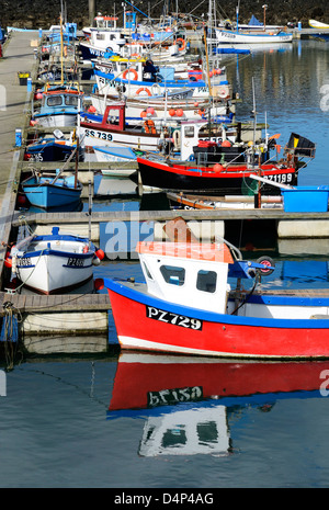 Les bateaux de pêche amarrés dans le port de Newlyn, Cornwall, uk Banque D'Images