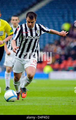 Glasgow, Ecosse, Royaume-Uni. Dimanche 17 mars 2013. Paul McGowan pousses durant la finale de Coupe de Ligue de communautés écossaises entre St Mirren et coeurs à Hampden Park Stadium. Crédit : Colin Lunn / Alamy Live News Banque D'Images