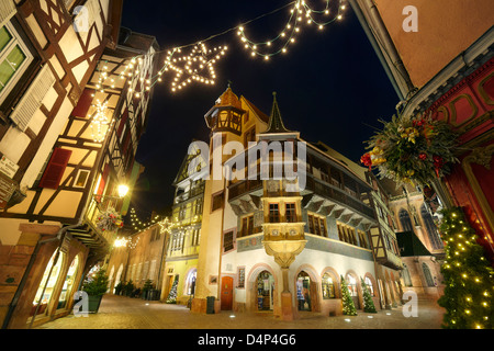 Maison Pfister ( Reinaissance allemand) avec des lumières de Noël dans la nuit. Colmar. Route des Vins d'Alsace. Haut-Rhin. L'Alsace. France Banque D'Images