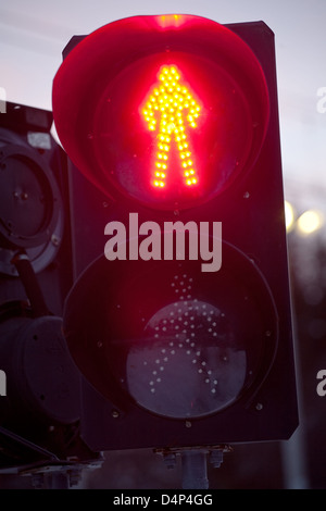 Avec la lumière de signal permanent rouge silhouette est sur Banque D'Images