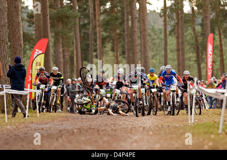 Course de vélo de montagne à Cannock Chase forêt près de Turckheim, Staffordshire, Angleterre. Banque D'Images