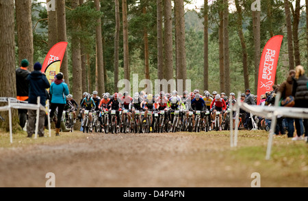 Course de vélo de montagne à Cannock Chase forêt près de Turckheim, Staffordshire, Angleterre. Banque D'Images