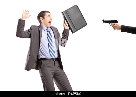 Homme effrayé d'une main tenant un pistolet isolé sur fond blanc Banque D'Images