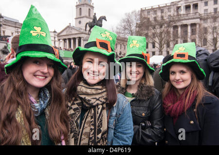 Londres, Royaume-Uni. 17 mars 2013, jour de la Saint-Patrick. Les filles en tenue de fête s'amuser à Trafalgar Square. Banque D'Images