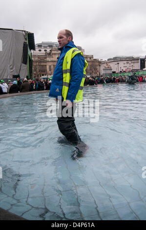 Londres, Royaume-Uni. 17 mars 2013, jour de la Saint-Patrick. Les gardes de sécurité entravent la célèbres fontaines pour maintenir l'ordre à Trafalgar Square. Banque D'Images