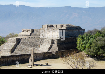 Le Temple en ruines complexe appelé 'bâtiment IV' à Monte Alban, Oaxaca, Mexique. Banque D'Images