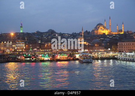 Istanbul, Turquie, vue sur la Corne d'or, dans la soirée Banque D'Images