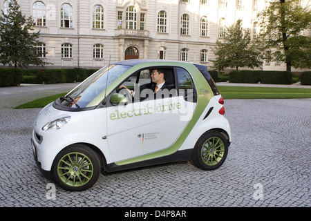 Berlin, Allemagne, le ministre de l'économie, Philipp Roesler, FDP, dans une voiture électrique Banque D'Images