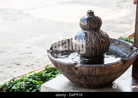 Jardin accueil fontaine décorée Jar Banque D'Images