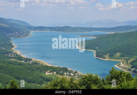 Vue aérienne du lac de Mavrovo, parc national de Mavrovo, Macédoine Banque D'Images