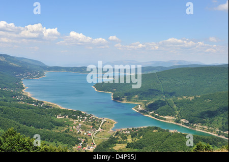 Vue aérienne du lac de Mavrovo, parc national de Mavrovo, Macédoine Banque D'Images