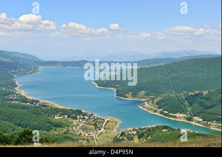 Vue aérienne du lac de Mavrovo, parc national de Mavrovo, Macédoine Banque D'Images