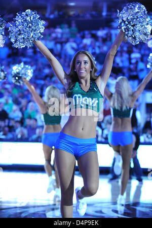 Mar 17, 2013 : Dallas Mavericks NBA Danseurs lors d'un match entre l'Oklahoma City Thunder et les Dallas Mavericks à l'American Airlines Center de Dallas, TX Texas a battu Dallas 107-101 Banque D'Images