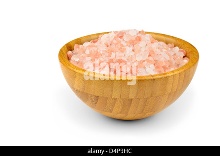 Le sel rose de l'Himalaya dans bol en bois sur un fond blanc. Banque D'Images