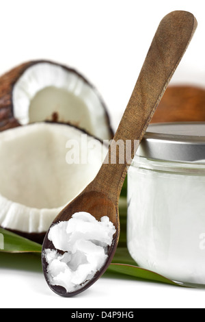Close-up de l'huile de noix de coco sur la cuillère en bois. La beauté et la cuisine. Banque D'Images
