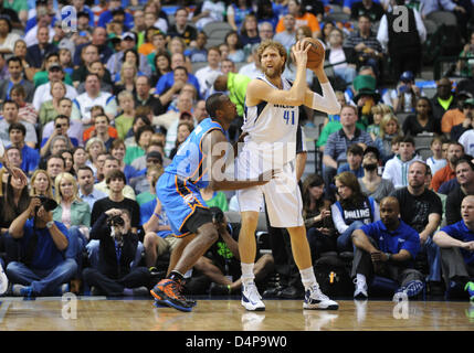 Mar 17, 2013 : l'ailier des Dallas Mavericks Dirk Nowitzki # 41 lors d'un match de NBA entre les Oklahoma City Thunder et les Dallas Mavericks à l'American Airlines Center de Dallas, TX Texas a battu Dallas 107-101 Banque D'Images