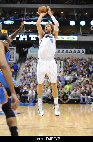 Mar 17, 2013 : l'ailier des Dallas Mavericks Dirk Nowitzki # 41 lors d'un match de NBA entre les Oklahoma City Thunder et les Dallas Mavericks à l'American Airlines Center de Dallas, TX Texas a battu Dallas 107-101 Banque D'Images