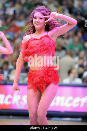 Mar 17, 2013 : Dallas Mavericks NBA Danseurs lors d'un match entre l'Oklahoma City Thunder et les Dallas Mavericks à l'American Airlines Center de Dallas, TX Texas a battu Dallas 107-101 Banque D'Images