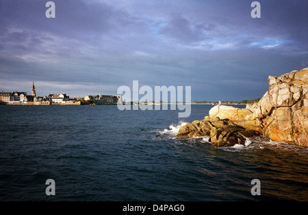 Vue de Roscoff, Bretagne, de la mer, des rochers en premier plan Banque D'Images