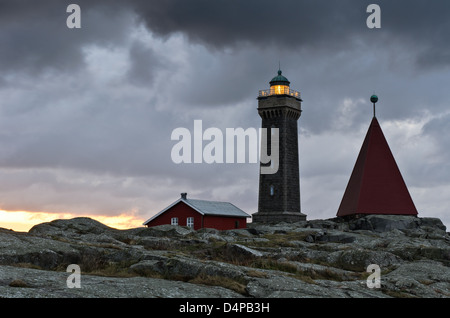 Phare et bâtiments en bois à Vinga, Göteborg, Suède, Europe Banque D'Images