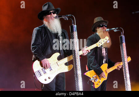 Le bassiste Dusty Hill (L) et le chanteur et guitariste Billy Gibbons du groupe ZZ Top nous effectuer au cours du premier concert du groupe ?s l'Allemagne tour à Leipzig, Allemagne, 27 mai 2009. Le groupe a joué avec le même lineup depuis plus de 30 ans. Photo : Jan Woitas Banque D'Images