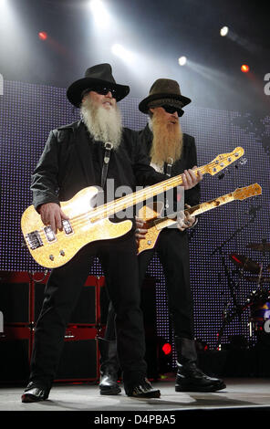 Le bassiste Dusty Hill (L) et le chanteur et guitariste Billy Gibbons du groupe ZZ Top nous effectuer au cours du premier concert du groupe ?s l'Allemagne tour à Leipzig, Allemagne, 27 mai 2009. Le groupe a joué avec le même lineup depuis plus de 30 ans. Photo : Jan Woitas Banque D'Images
