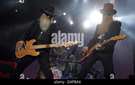 Le bassiste Dusty Hill (L), le batteur Frank Beard (C) et le chanteur et guitariste Billy Gibbons du groupe ZZ Top nous effectuer au cours du premier concert du groupe ?s l'Allemagne tour à Leipzig, Allemagne, 27 mai 2009. Le groupe a joué avec le même lineup depuis plus de 30 ans. Photo : Jan Woitas Banque D'Images